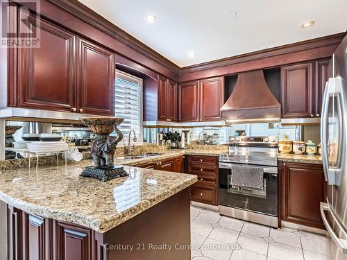 3349 Loyalist Drive, Mississauga, ON - Indoor Photo Showing Kitchen