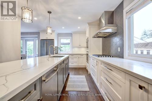 1019 Mesa Crescent, Mississauga, ON - Indoor Photo Showing Kitchen With Upgraded Kitchen