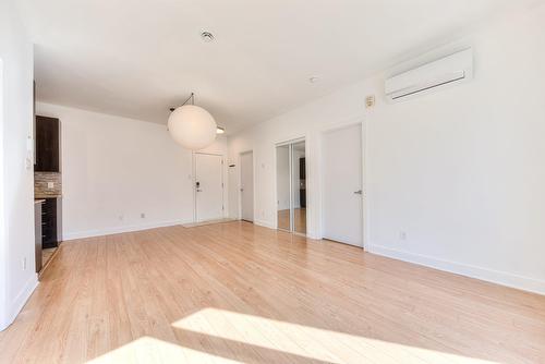 Salle familiale - 409-4550 Rue Hochelaga, Montréal (Mercier/Hochelaga-Maisonneuve), QC - Indoor Photo Showing Other Room