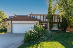 58 Lake Park DR  Winnipeg, MB R2J 3A8