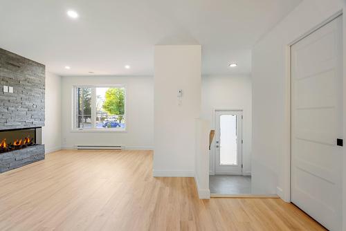 Salon - Rue De Modène, Québec (La Haute-Saint-Charles), QC 