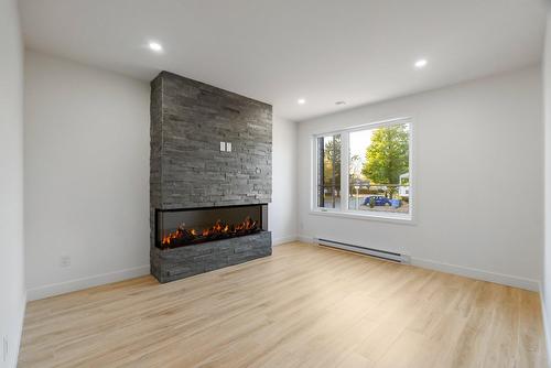 Salon - Rue De Modène, Québec (La Haute-Saint-Charles), QC 