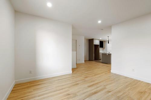 Salon - Rue De Modène, Québec (La Haute-Saint-Charles), QC 