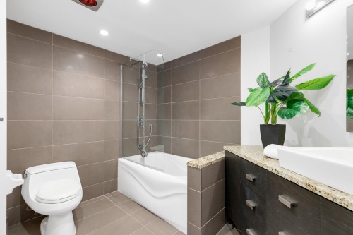 Salle de bains attenante à la CCP - B-504-2635 Rue Rufus-Rockhead, Montréal (Le Sud-Ouest), QC - Indoor Photo Showing Bathroom