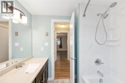 1940 London Line Unit# 107, Sarnia, ON - Indoor Photo Showing Bathroom