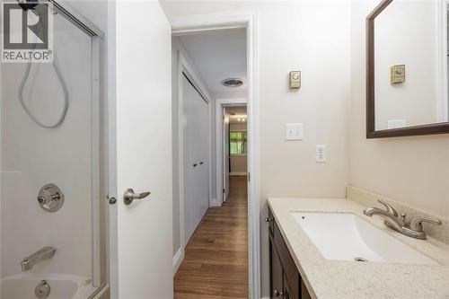 1940 London Line Unit# 107, Sarnia, ON - Indoor Photo Showing Bathroom