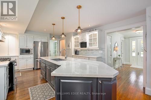 359 Camelot Court, Burlington, ON - Indoor Photo Showing Kitchen With Double Sink With Upgraded Kitchen