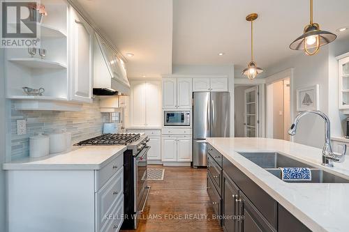 359 Camelot Court, Burlington, ON - Indoor Photo Showing Kitchen With Double Sink With Upgraded Kitchen