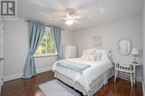 359 Camelot Court, Burlington, ON - Indoor Photo Showing Bedroom