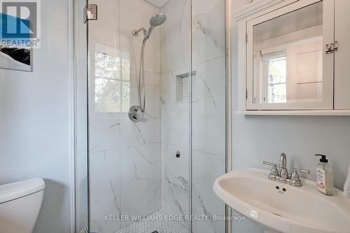 359 Camelot Court, Burlington, ON - Indoor Photo Showing Bathroom