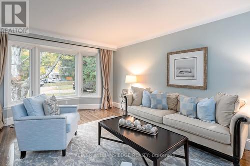 359 Camelot Court, Burlington, ON - Indoor Photo Showing Living Room