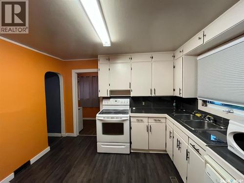 178 6Th Street E, Prince Albert, SK - Indoor Photo Showing Kitchen With Double Sink