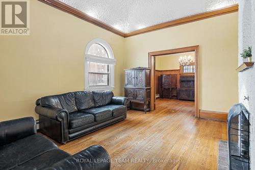334 Queen Elizabeth Drive, Ottawa, ON - Indoor Photo Showing Living Room