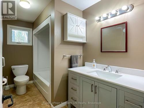 566 Deer Lake Road, Parry Sound Remote Area (Lount), ON - Indoor Photo Showing Bathroom