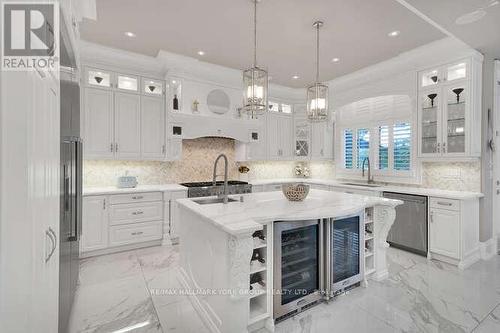 82 Elizabeth Grove, King, ON - Indoor Photo Showing Kitchen With Upgraded Kitchen