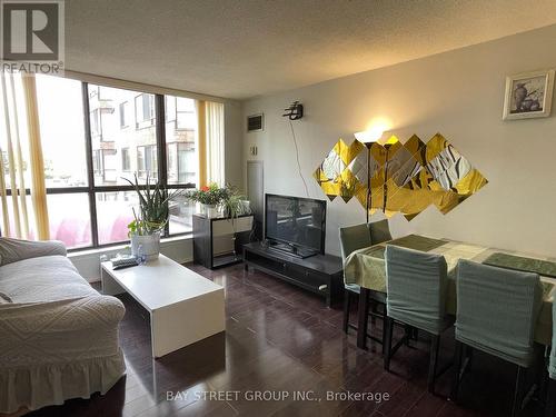 214 - 55 Bamburgh Circle, Toronto, ON - Indoor Photo Showing Living Room