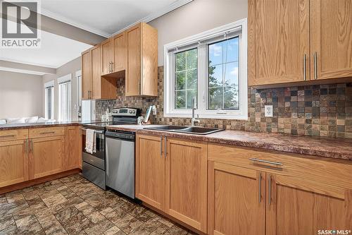 1116 Hochelaga Street W, Moose Jaw, SK - Indoor Photo Showing Kitchen With Double Sink