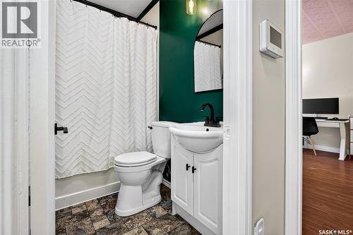 1116 Hochelaga Street W, Moose Jaw, SK - Indoor Photo Showing Bathroom