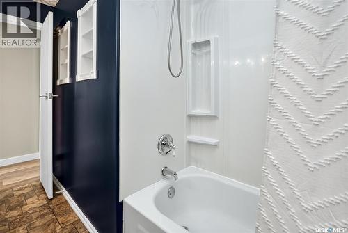 1116 Hochelaga Street W, Moose Jaw, SK - Indoor Photo Showing Bathroom