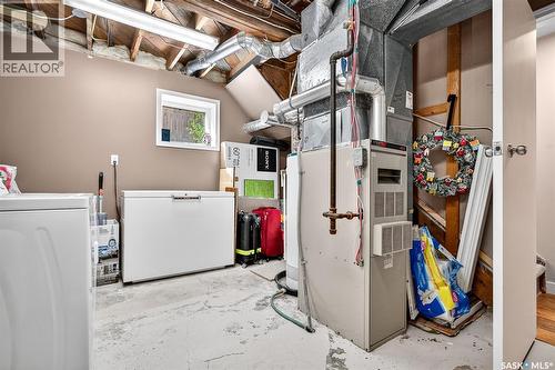 1116 Hochelaga Street W, Moose Jaw, SK - Indoor Photo Showing Laundry Room