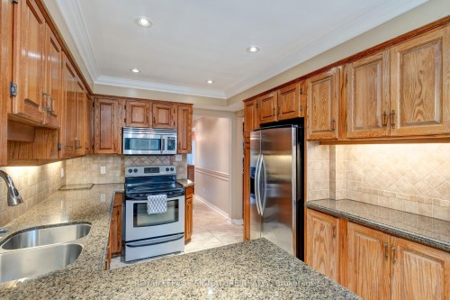 4 Ruth Court, Whitchurch-Stouffville, ON - Indoor Photo Showing Kitchen With Double Sink
