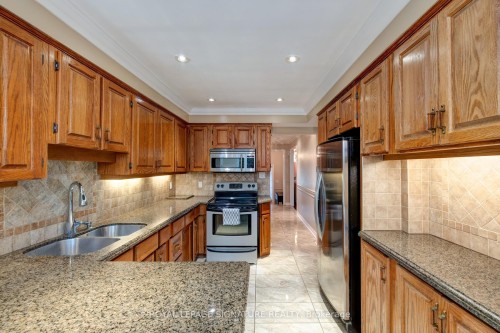 4 Ruth Court, Whitchurch-Stouffville, ON - Indoor Photo Showing Kitchen With Double Sink
