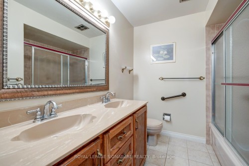 4 Ruth Court, Whitchurch-Stouffville, ON - Indoor Photo Showing Bathroom