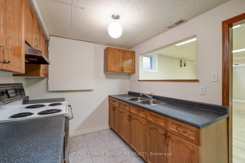 4 Ruth Court, Whitchurch-Stouffville, ON - Indoor Photo Showing Kitchen With Double Sink
