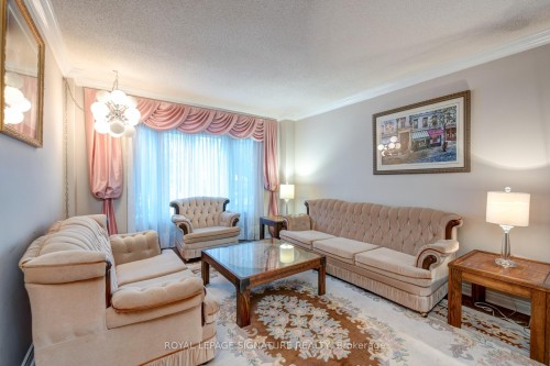 4 Ruth Court, Whitchurch-Stouffville, ON - Indoor Photo Showing Living Room