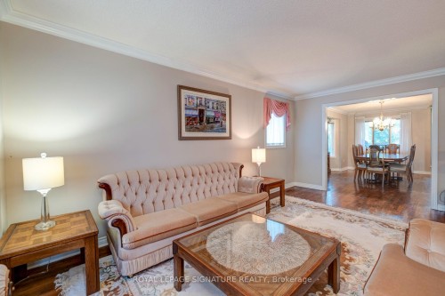 4 Ruth Court, Whitchurch-Stouffville, ON - Indoor Photo Showing Living Room