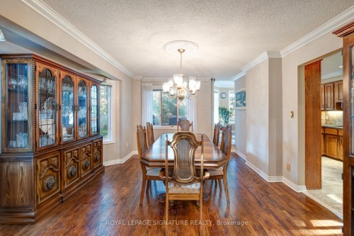 4 Ruth Court, Whitchurch-Stouffville, ON - Indoor Photo Showing Dining Room