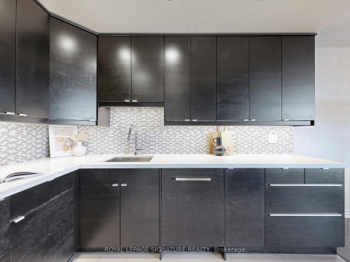 Ph09-80 Coe Hill Drive, Toronto, ON - Indoor Photo Showing Kitchen With Upgraded Kitchen