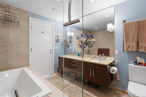 205-100 Saghalie Rd, Victoria, BC - Indoor Photo Showing Bathroom