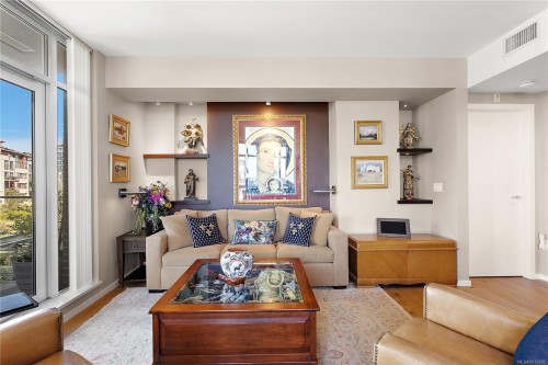 205-100 Saghalie Rd, Victoria, BC - Indoor Photo Showing Living Room