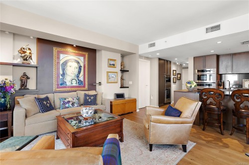 205-100 Saghalie Rd, Victoria, BC - Indoor Photo Showing Living Room