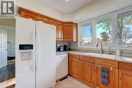 423 Charron Beach, Lakeshore, ON - Indoor Photo Showing Kitchen