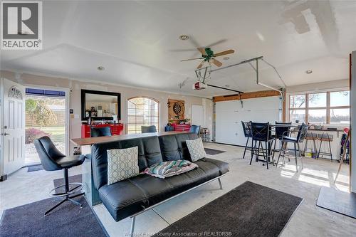 423 Charron Beach, Lakeshore, ON - Indoor Photo Showing Garage