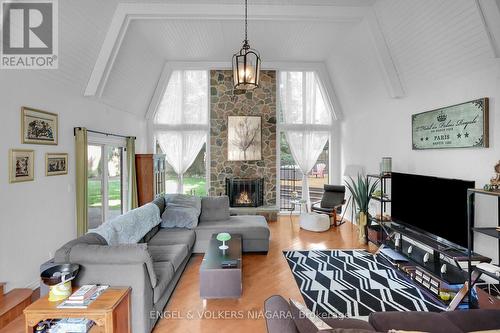 2459 Noella Crescent, Niagara Falls (Casey), ON - Indoor Photo Showing Living Room With Fireplace