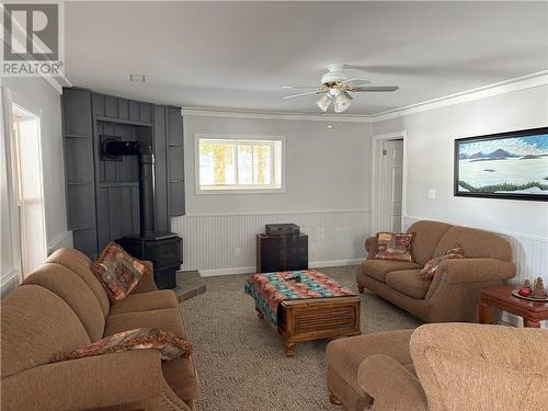 314 Perry Ave, Killarney, ON - Indoor Photo Showing Living Room