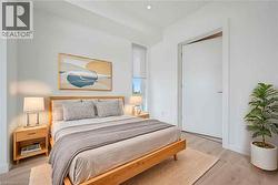 Primary bedroom with cheater ensuite - 