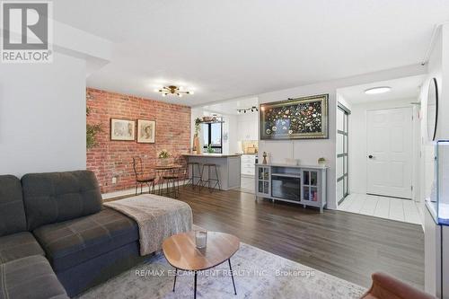 701 - 432 Main Street, Hamilton, ON - Indoor Photo Showing Living Room