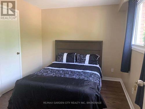 358-360 Glenridge Avenue, St. Catharines (Glendale/Glenridge), ON - Indoor Photo Showing Bedroom