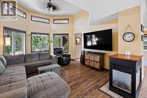 68 Willow Beach Road, Amherstburg, ON - Indoor Photo Showing Living Room With Fireplace