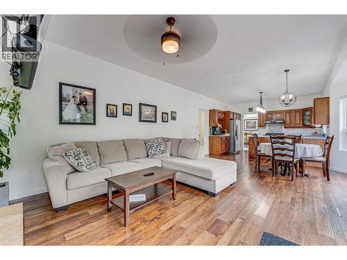 274 Country Estate Place, Vernon, BC - Indoor Photo Showing Living Room
