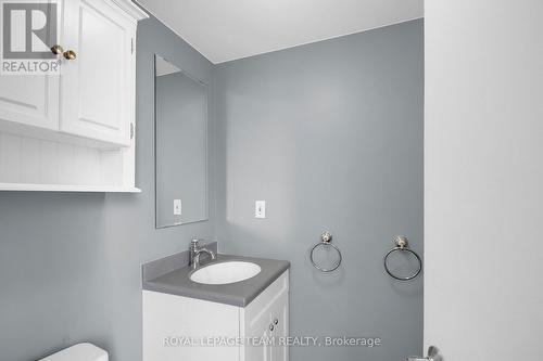 26 Jackson Court, Ottawa, ON - Indoor Photo Showing Kitchen With Double Sink