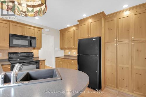 26 Jackson Court, Ottawa, ON - Indoor Photo Showing Kitchen With Double Sink