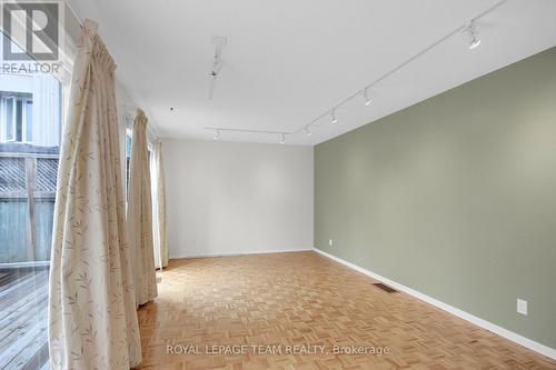 26 Jackson Court, Ottawa, ON - Indoor Photo Showing Living Room With Fireplace