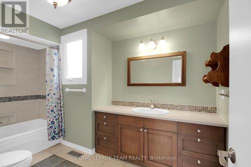 Handy grab bars for safety in main bath - 26 Jackson Court, Ottawa, ON - Indoor Photo Showing Bathroom