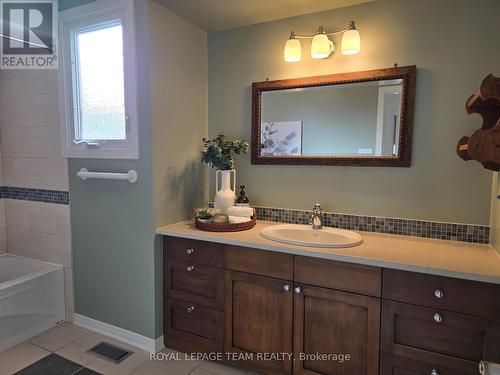 26 Jackson Court, Ottawa, ON - Indoor Photo Showing Bathroom