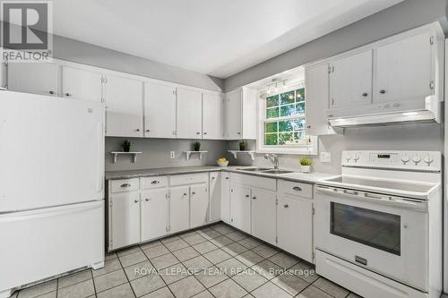 476 Laurier Boulevard, Brockville, ON - Indoor Photo Showing Kitchen With Double Sink